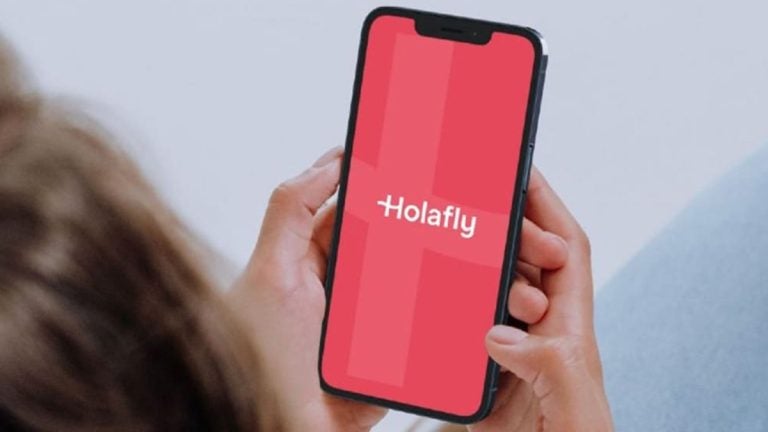 スマートフォンにHolaflyのロゴ画面が表示されたeSIM利用のイメージ画像