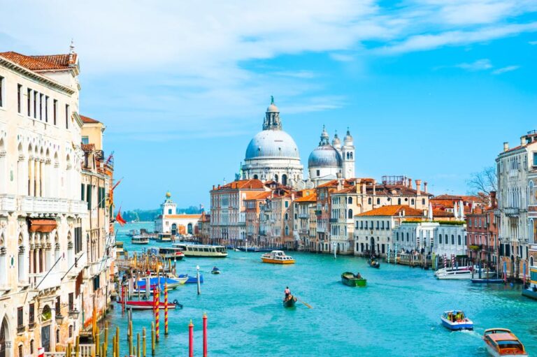 ヴェネツィアの大運河を行き交うボートと、奥にそびえるサンタ・マリア・デッラ・サルーテ聖堂。潟に築かれた世界遺産都市ヴェネツィアの象徴的な風景。