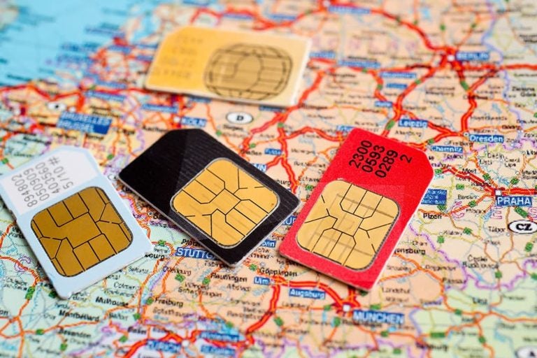 ヨーロッパの地図の上に並べられた複数の旅行用SIMカード