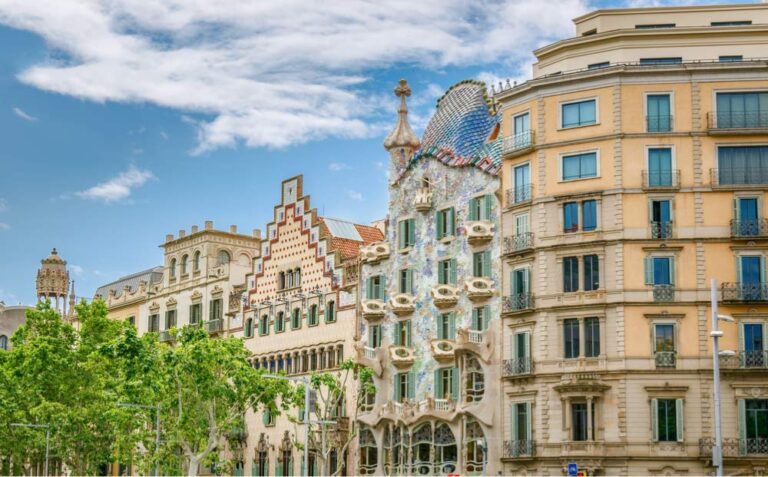 バルセロナのグラシア通りに建つアントニ・ガウディ設計のカサ・バトリョ。独創的な曲線とモザイク装飾が美しい、世界遺産「ガウディの作品群」を代表する建築。