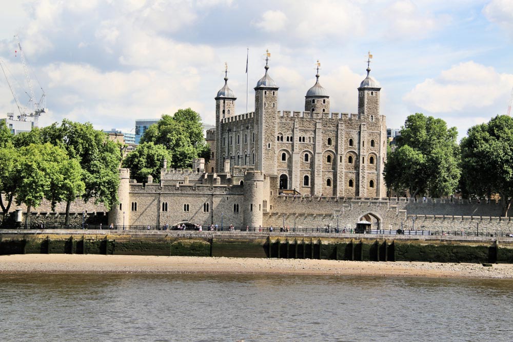 テムズ川沿いに建つロンドン塔の外観。中世の要塞として知られ、イギリスの歴史を象徴する世界遺産のひとつ。