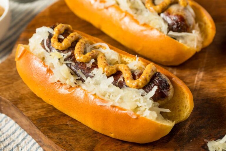 ザワークラウトと粒マスタードをのせたドイツ名物ブラートヴルストのホットドッグ