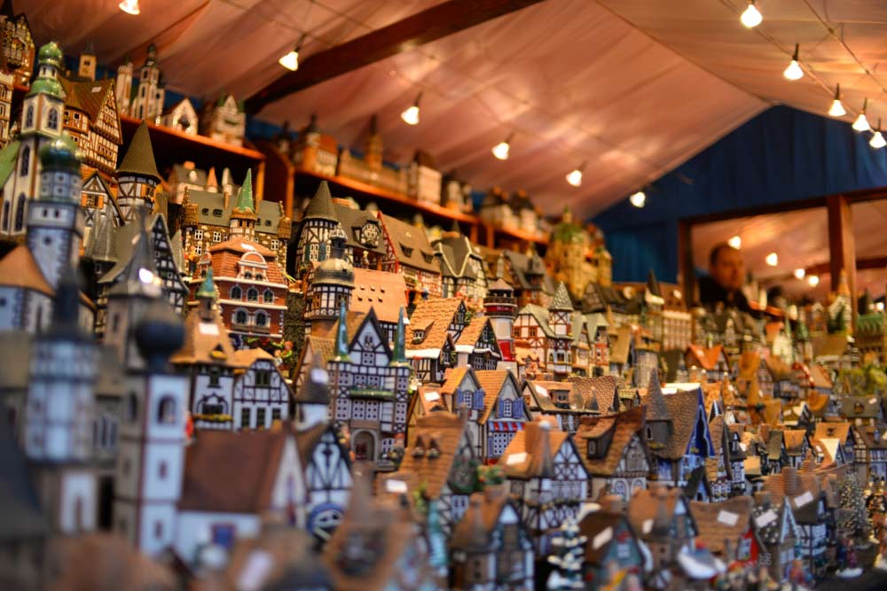 ドイツのクリスマスマーケットで並ぶ木組みの家を模したミニチュアハウスの屋台
