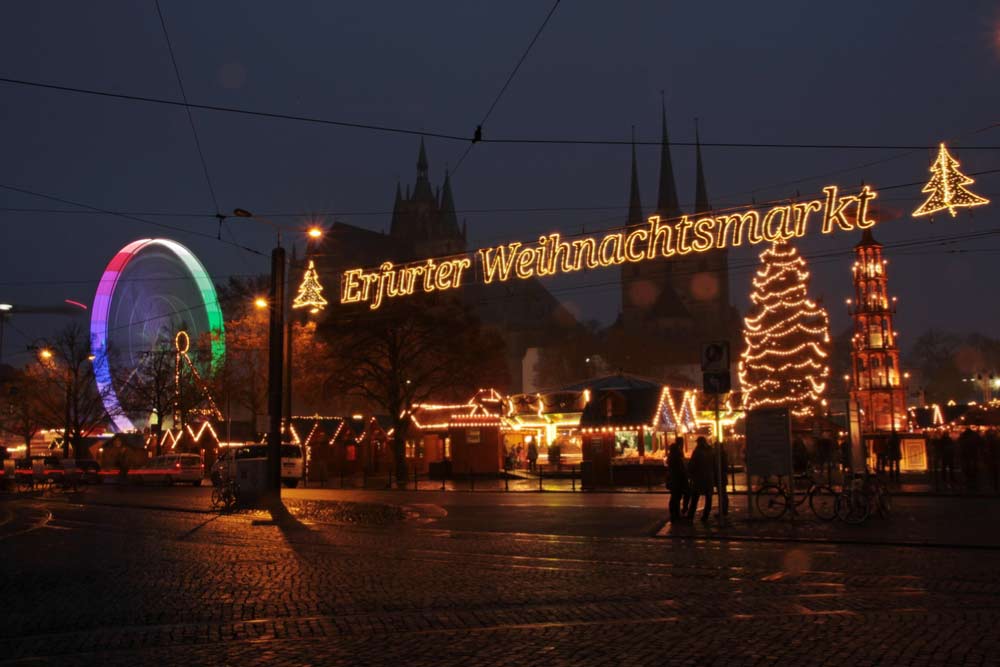エアフルトのクリスマスマーケットの夜景と観覧車、ライトアップされたツリー