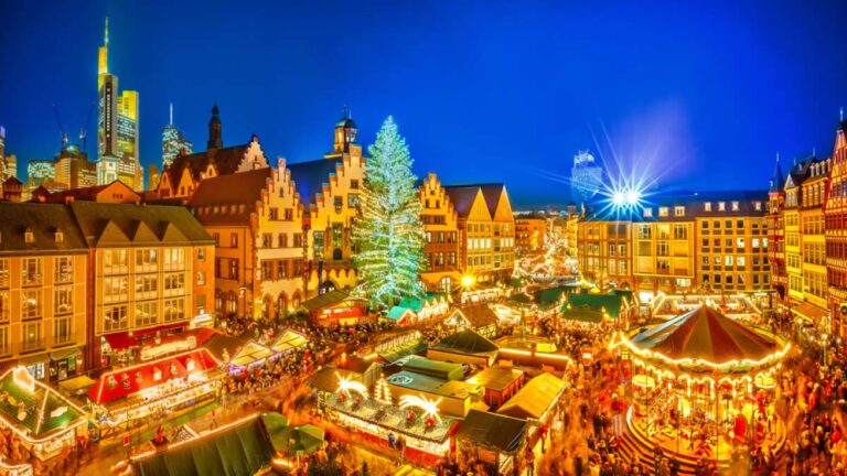 夜のフランクフルト旧市街レーマー広場に広がるクリスマスマーケットと大きなイルミネーションツリー