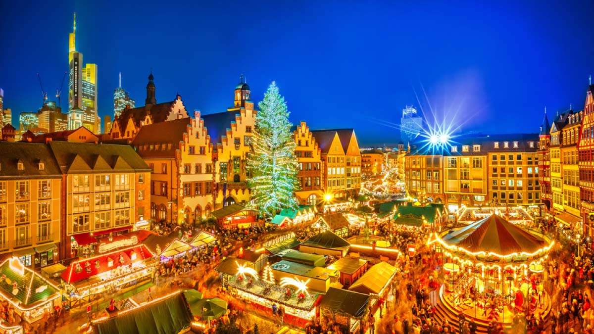 夜のフランクフルト旧市街レーマー広場に広がるクリスマスマーケットと大きなイルミネーションツリー