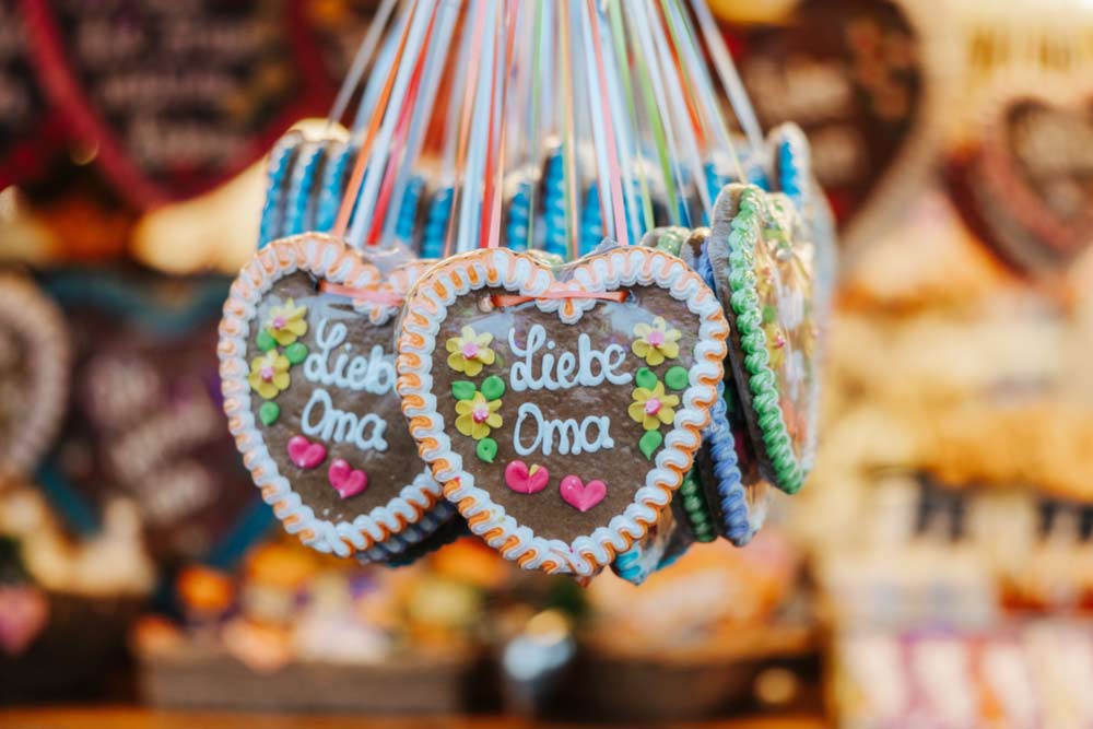 ドイツのクリスマスマーケットで販売されるハート型のレープクーヘンに「Liebe Oma（おばあちゃん大好き）」と書かれたクッキー