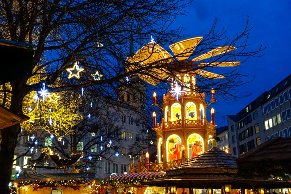 夜のミュンヘンのクリスマスマーケットとイルミネーションに輝くピラミッド型の装飾