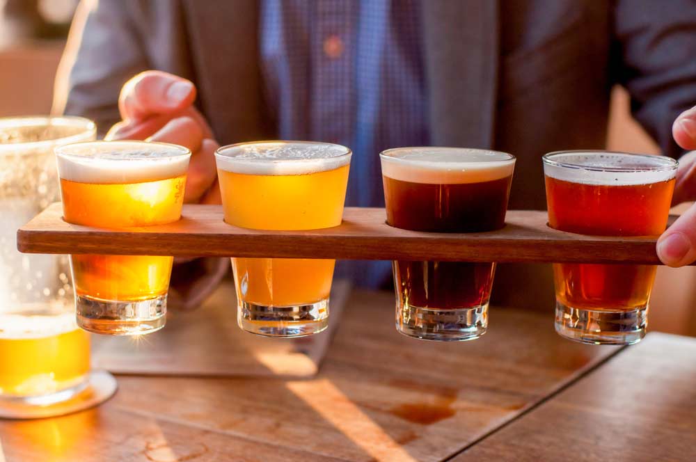 オーストラリアのクラフトビールを試飲できるテイスティングセット。明るい色から濃厚な黒ビールまで並び、地元の醸造文化を体験できる様子。