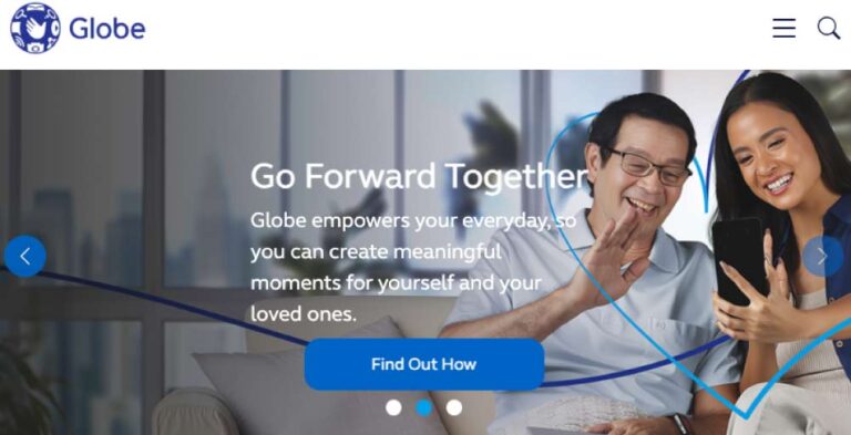 Globe Telecom公式サイトのトップページ。青を基調に家族がスマートフォンを見ながら笑顔で過ごす様子。
