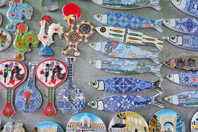 ポルトガル・リスボンの名物をデザインしたサーディンや雄鶏のカラフルなお土産マグネット