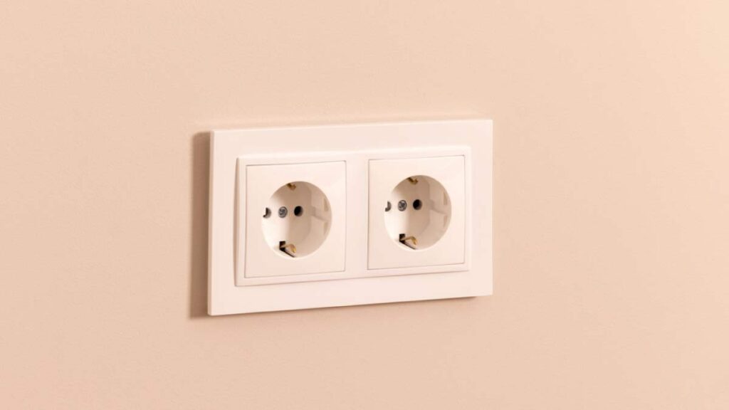 CタイプおよびSEタイプのコンセントの壁面設置例