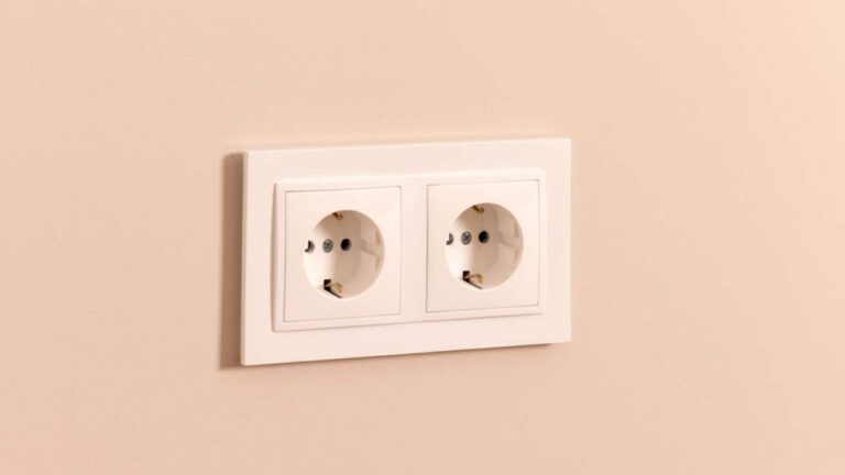 CタイプおよびSEタイプのコンセントの壁面設置例