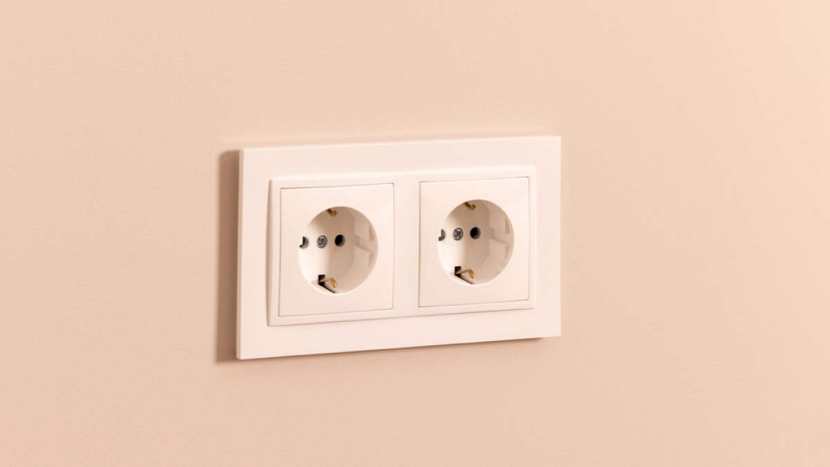 CタイプおよびSEタイプのコンセントの壁面設置例