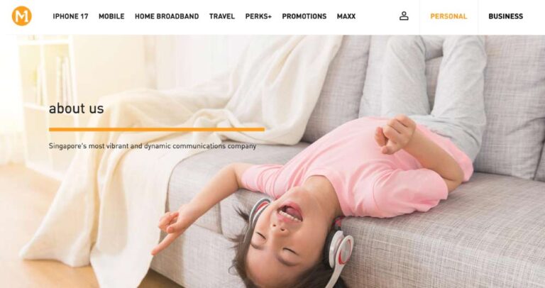 M1公式サイトのトップページ。ソファに寝転んで音楽を聴く子どもの笑顔が印象的なデザイン。