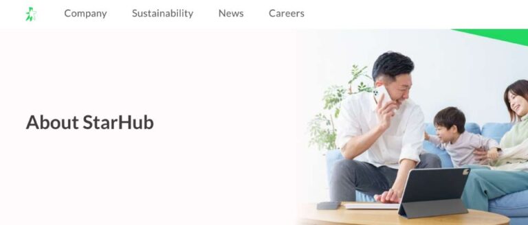 StarHub公式サイトのトップページ。リビングで家族がスマートフォンやタブレットを使いながら楽しそうに過ごす様子。