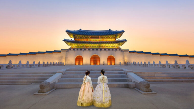 韓国ソウルの景福宮を前に韓服を着て立つ女性