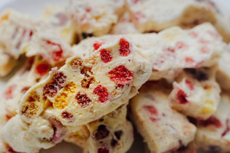 スペインの伝統菓子トゥロン、ナッツとハチミツを使った人気のスイーツ