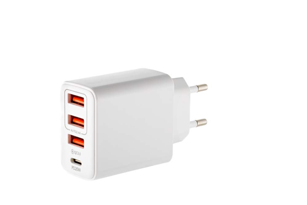 ヨーロッパ仕様のプラグとUSBポートを備えた白い急速充電アダプター