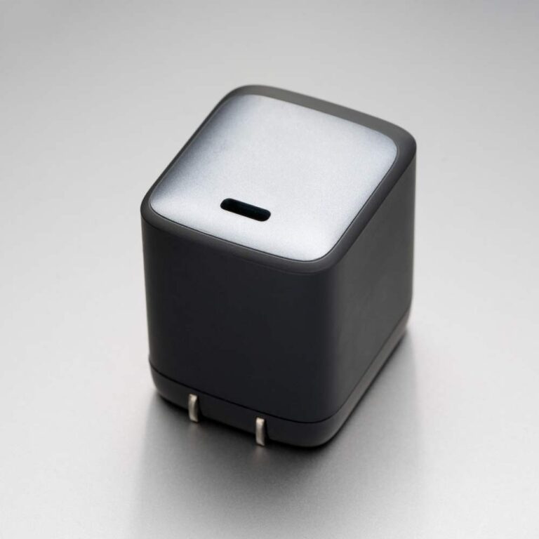 USB-Cポート付きの黒いコンパクトな充電アダプター
