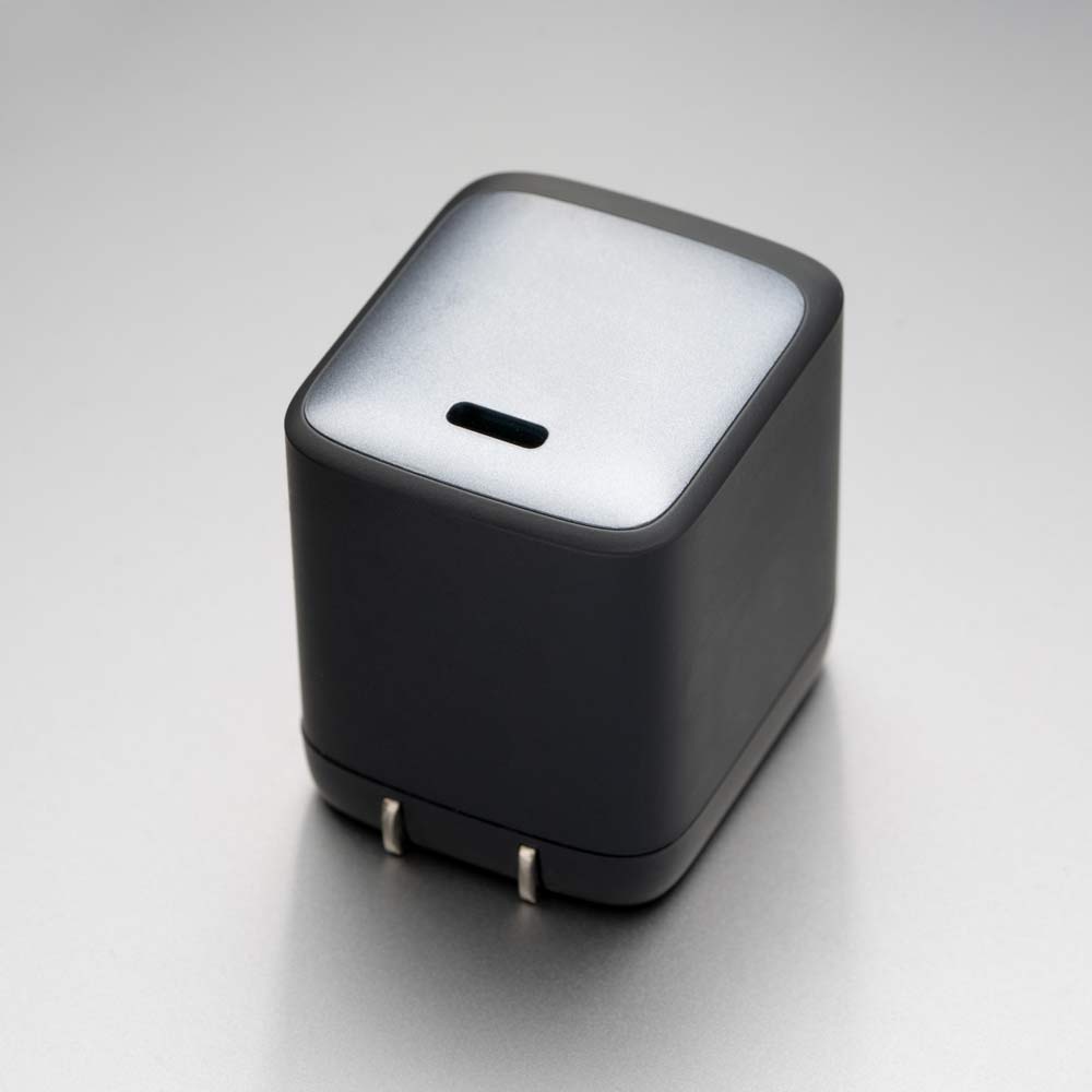 USB-Cポート付きの黒いコンパクトな充電アダプター