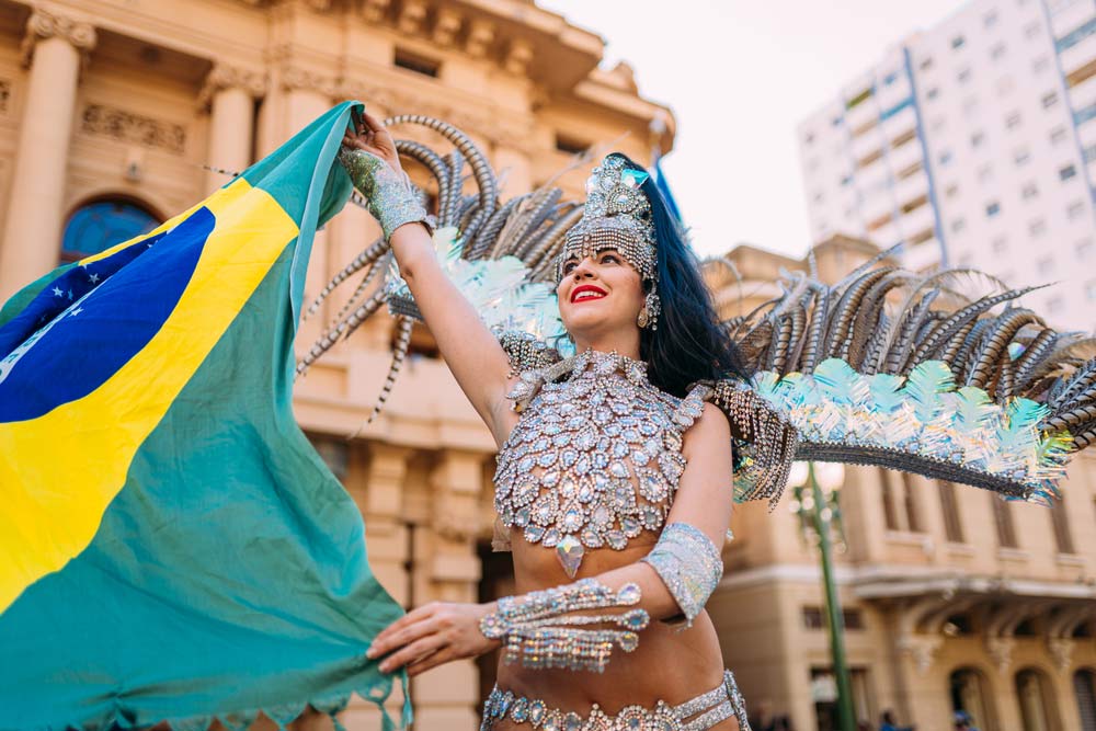 ブラジル・リオデジャネイロのカーニバルで踊るサンバダンサー。華やかな衣装と笑顔があふれる世界的な祭典の風景