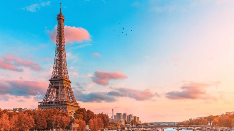 フランス・パリのエッフェル塔を中心とした、夕暮れ時の美しいパリの街並み