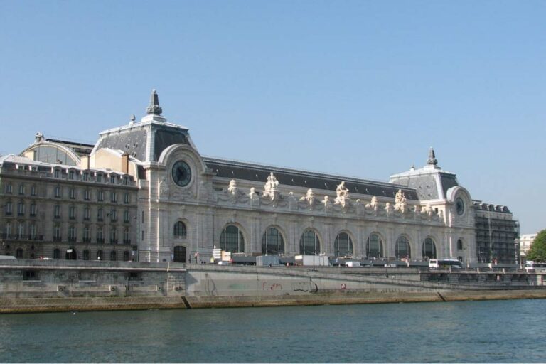 セーヌ川沿いに佇むオルセー美術館の外観。元駅舎を活用した建物が印象的で、印象派コレクションを目当てに世界中から観光客が訪れる。