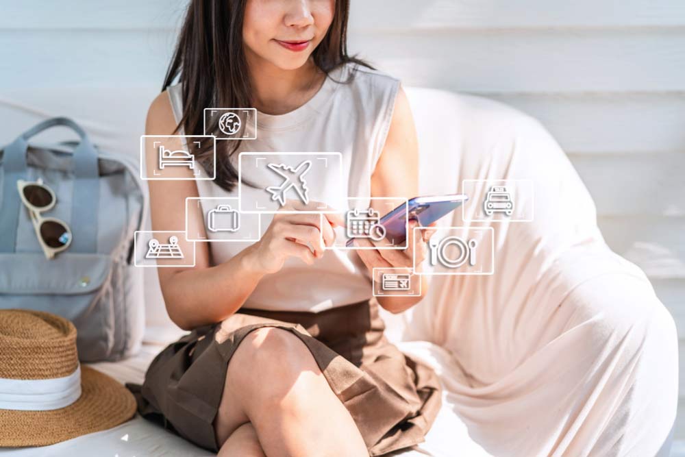 旅行計画をスマートフォンで確認する女性。フライトやホテル、持ち物などのアイコンが浮かぶ、旅の準備チェックリストのイメージ。