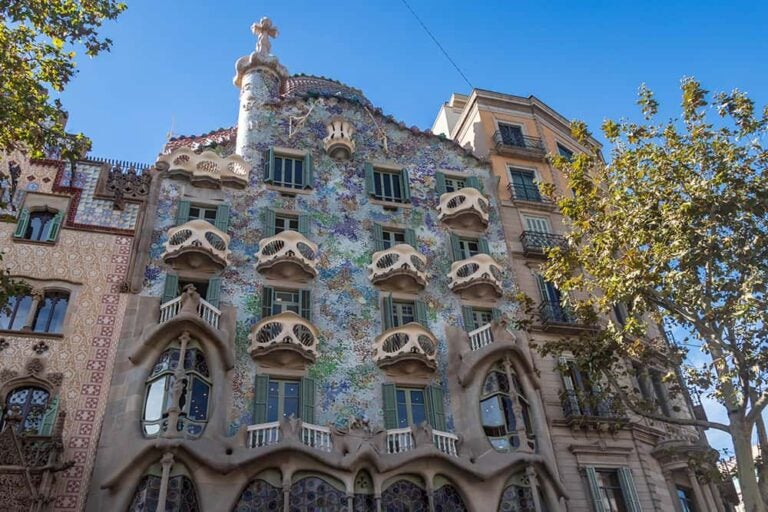 青空のもと、独特な装飾やモザイクタイルが目を引くスペイン・バルセロナのガウディ建築「カサ・バトリョ」の外観