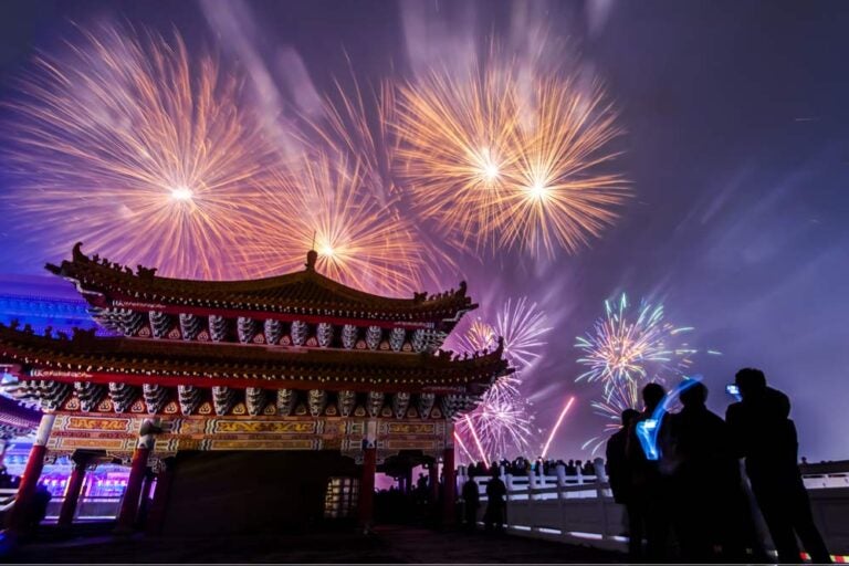 台湾の寺院近くで打ち上がる壮大な年越し花火と、それを見上げる人々の姿。台北以外でも盛り上がる台湾各地の年越しイベントの様子