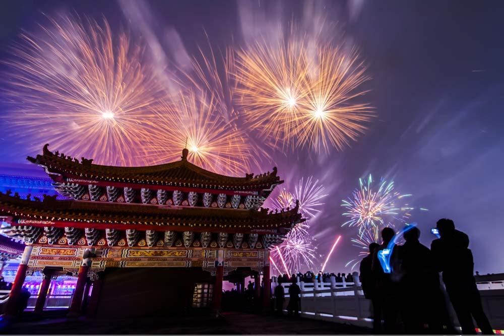 台湾の寺院近くで打ち上がる壮大な年越し花火と、それを見上げる人々の姿。台北以外でも盛り上がる台湾各地の年越しイベントの様子