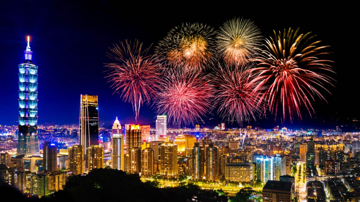 台北101と夜空に広がる花火が輝く台湾の年越しカウントダウン。2025年の台湾年越し旅行を象徴する華やかな夜景