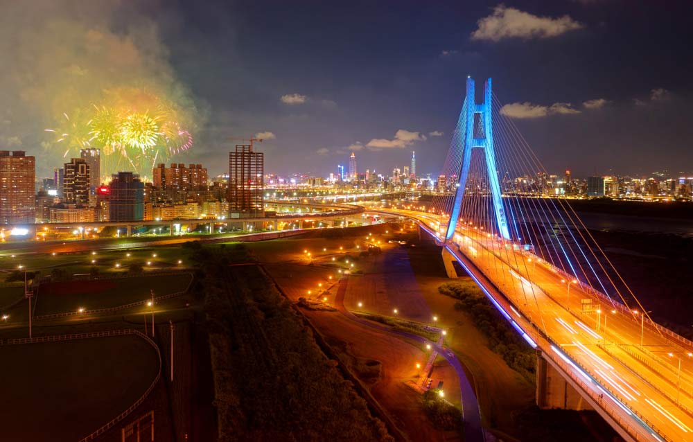 台北101から打ち上がる新年の花火と台北市街の夜景。ホテルやレストランからゆったり鑑賞できる人気の年越しスポット