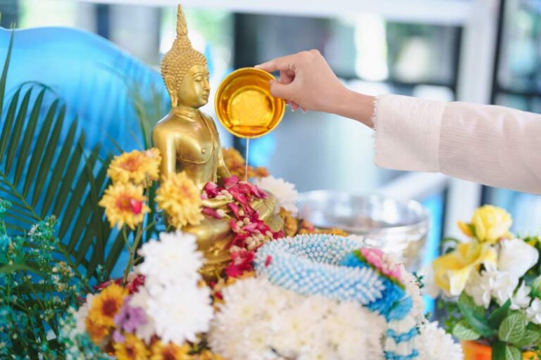 タイのバンコクで行われるソンクラーン（水かけ祭り）で、仏像に水をかけて清める伝統的な儀式の様子。