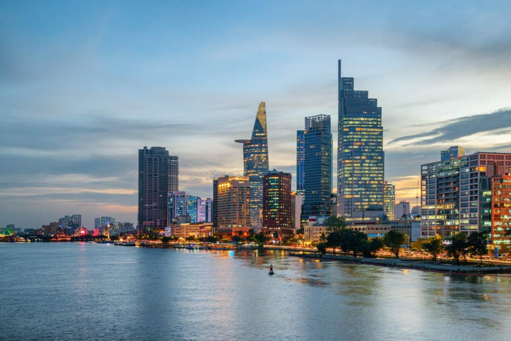 2月のベトナム・ホーチミン市の夜景。乾季の穏やかな気候の中、サイゴン川沿いに輝く高層ビル群が並ぶ