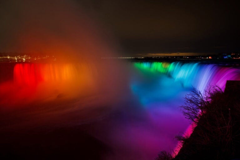 夜にレインボーのライトで幻想的に照らされたナイアガラの滝の景色