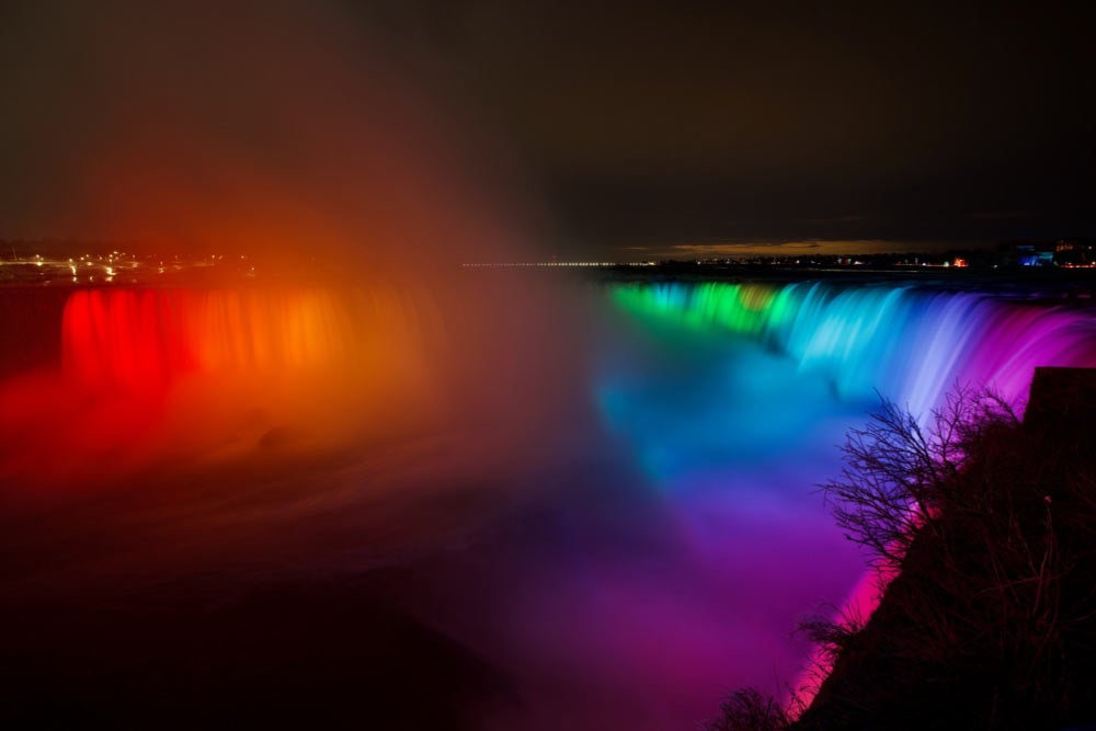 夜にレインボーのライトで幻想的に照らされたナイアガラの滝の景色