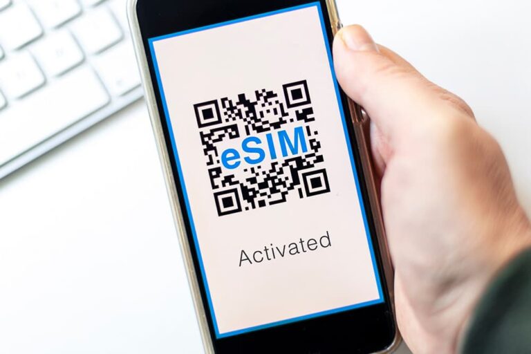 スマートフォンの画面にeSIMのQRコードと「Activated」の表示が出て、設定が完了した様子