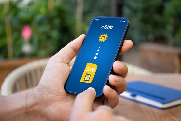 スマートフォンの画面に表示されたeSIMの設定画面と、物理SIMからeSIMへ切り替わるイメージを示した一枚