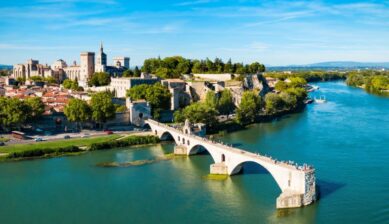 アヴィニョンのローヌ川に架かるサン・ベネゼ橋と法王庁宮殿を空撮で捉えた風景。フランス都市ランキング記事の象徴的ビジュアル。