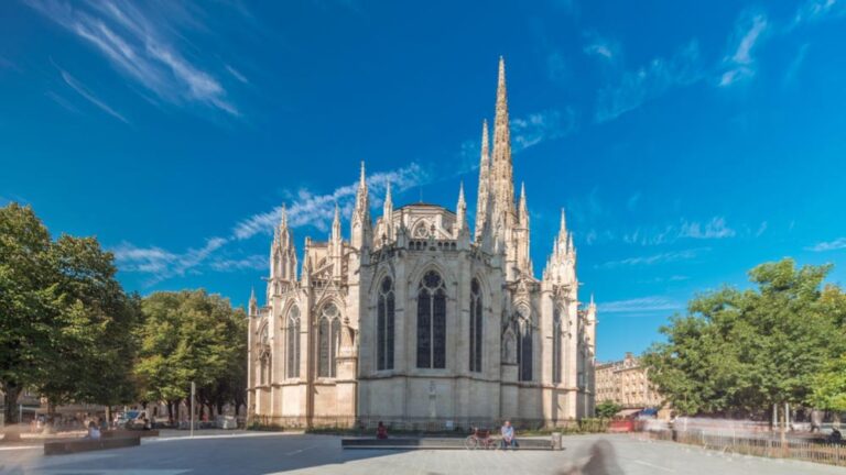 ボルドーのサン・タンドレ大聖堂、その繊細なゴシック建築と高い尖塔が青空の下に美しくそびえる風景