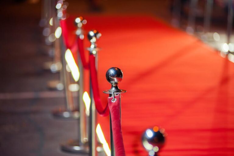 カンヌ国際映画祭で使用されるレッドカーペットと仕切りポールのクローズアップ、観光時の記念撮影スポットとしても人気