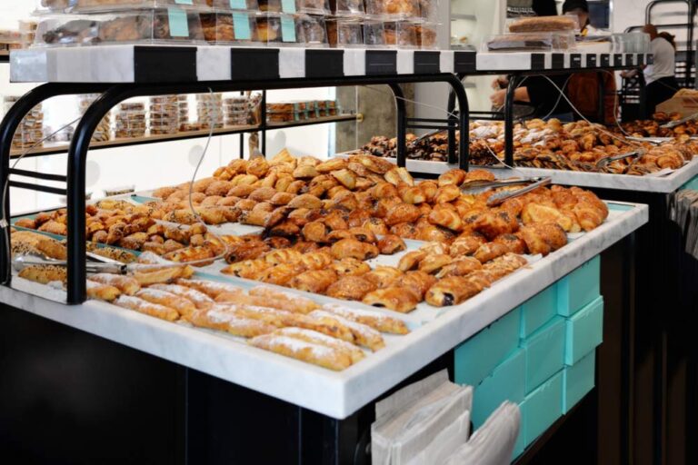 コルマールの地元市場で並ぶ焼きたてのアルザス地方のパンやペストリー。朝のマルシェで味わえる素朴なグルメ