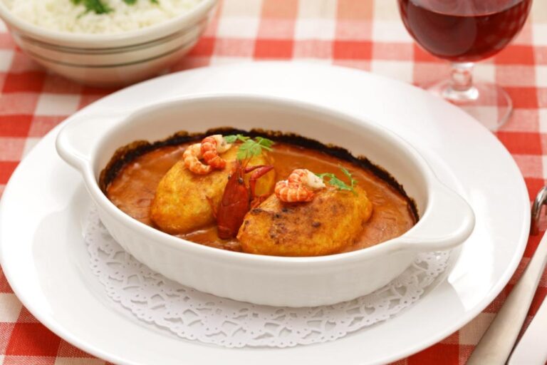 リヨン名物クネルを濃厚なナンチュアソースで仕上げた郷土料理。エビの風味とふわふわ食感が特徴の一品。