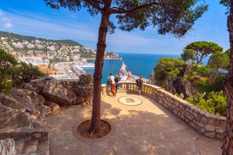 ニースの高台から地中海と港町の景色を眺める展望台、カンヌやモナコと比較した周遊観光の一例