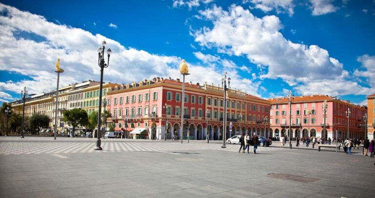 ニース旧市街の入口に広がるマセナ広場。赤いファサードの建物と市松模様の床が印象的な街歩きの定番スポット。