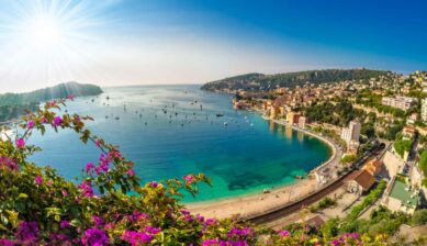 ニースの旧市街とプロムナード・デ・ザングレを一望できる高台からの眺望。南仏らしい海岸線と街並みが広がる絶景。