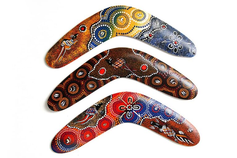 ドットペインティングで彩られたアボリジナルアートのブーメラン3本