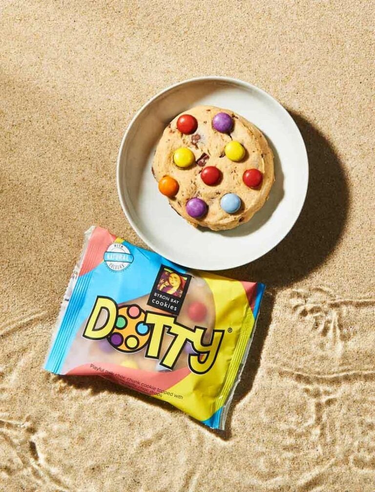 Byron Bay Cookiesのカラフルなチョコチップクッキー「Dotty」と個包装パッケージ
